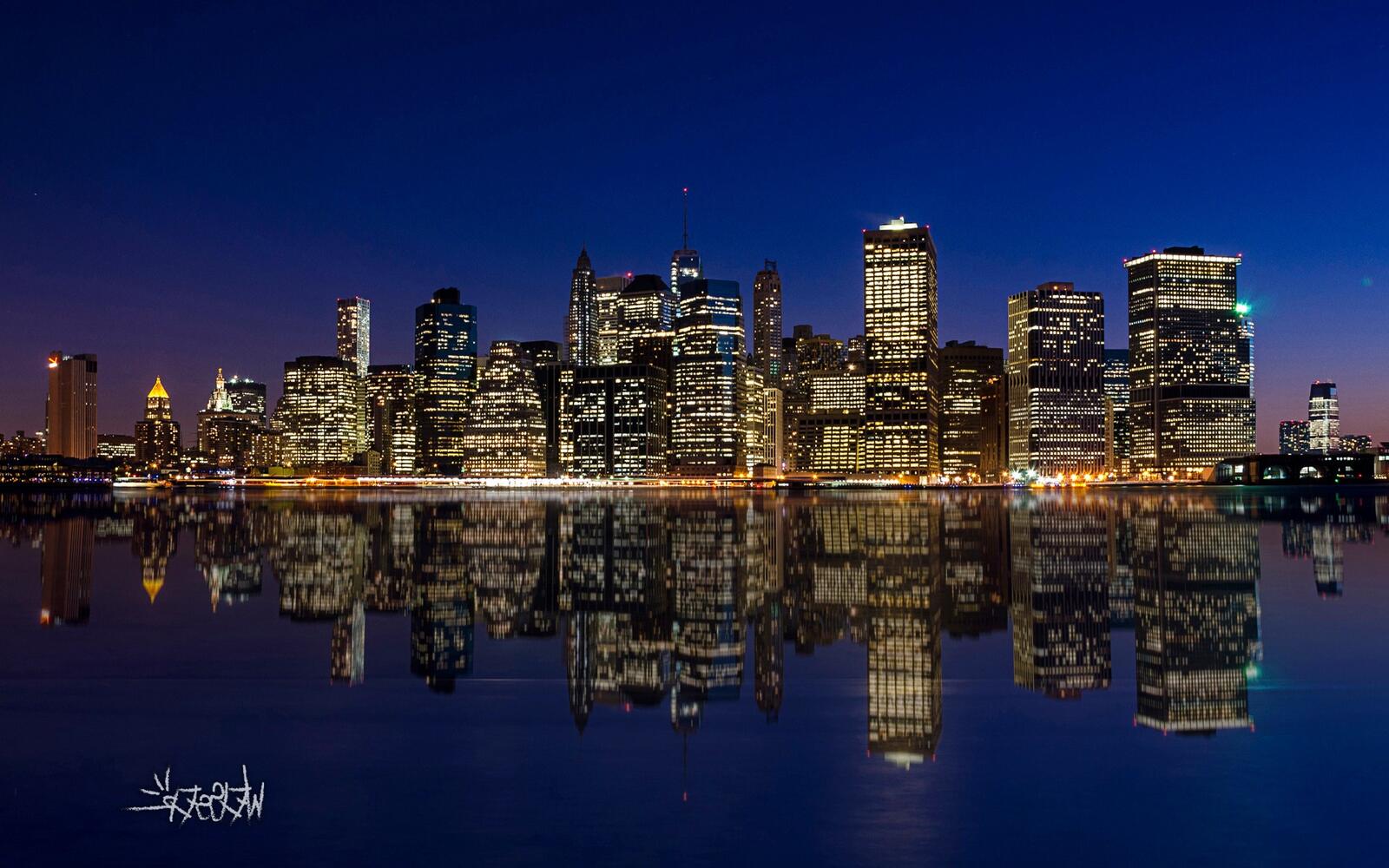 Free photo Reflection in the water of Manhattan at night