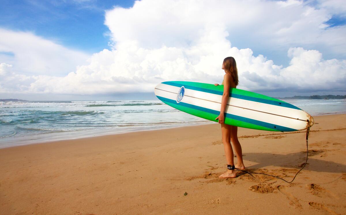Девушка серфер на берегу моря