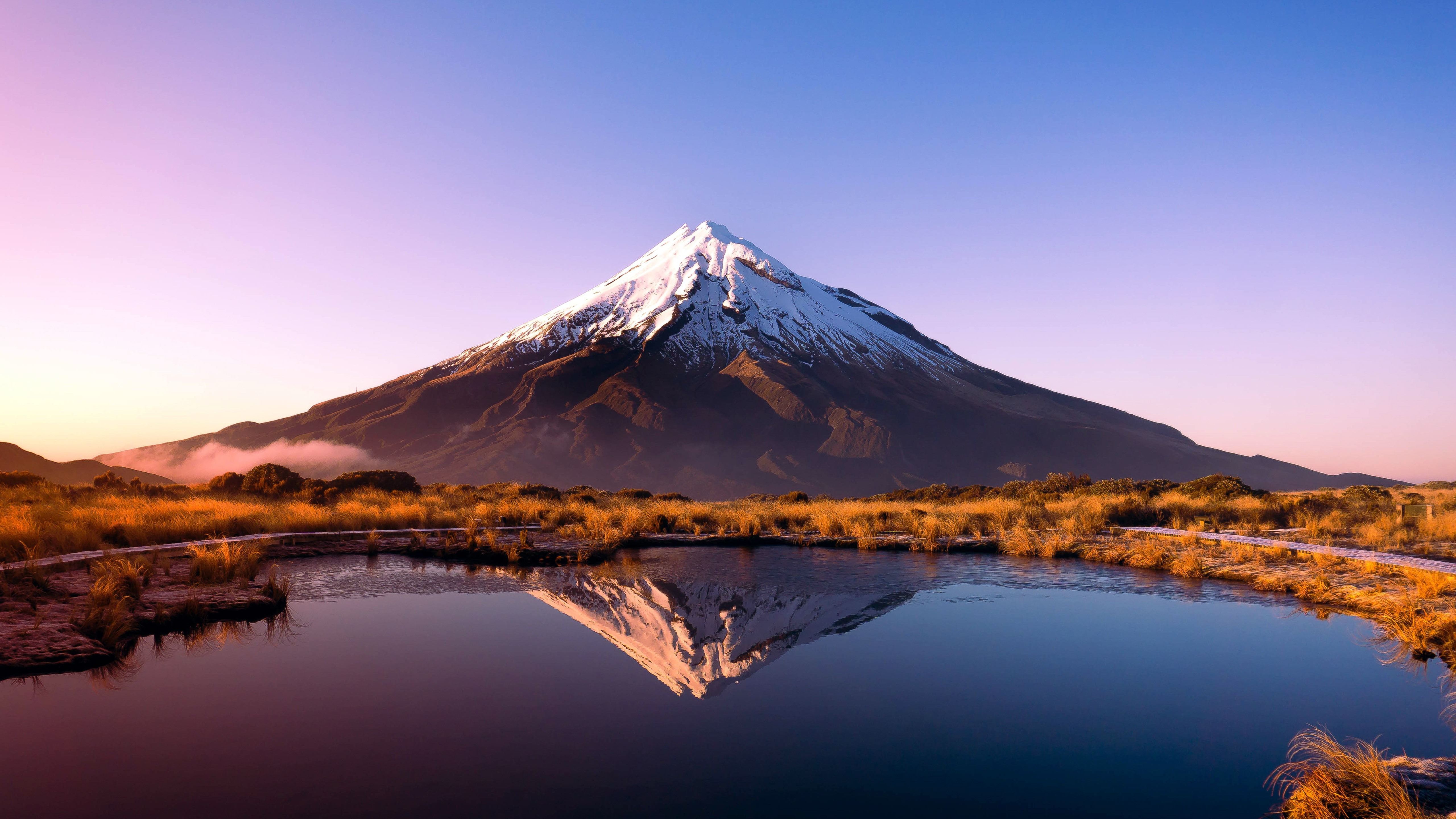 Бесплатное фото Гора со снегом на вершине в новой Зеландии