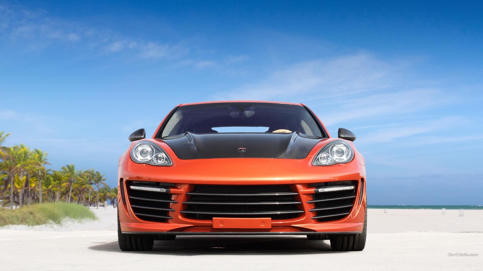 Бесплатное фото Porsche Panamera в оранжевом цвете