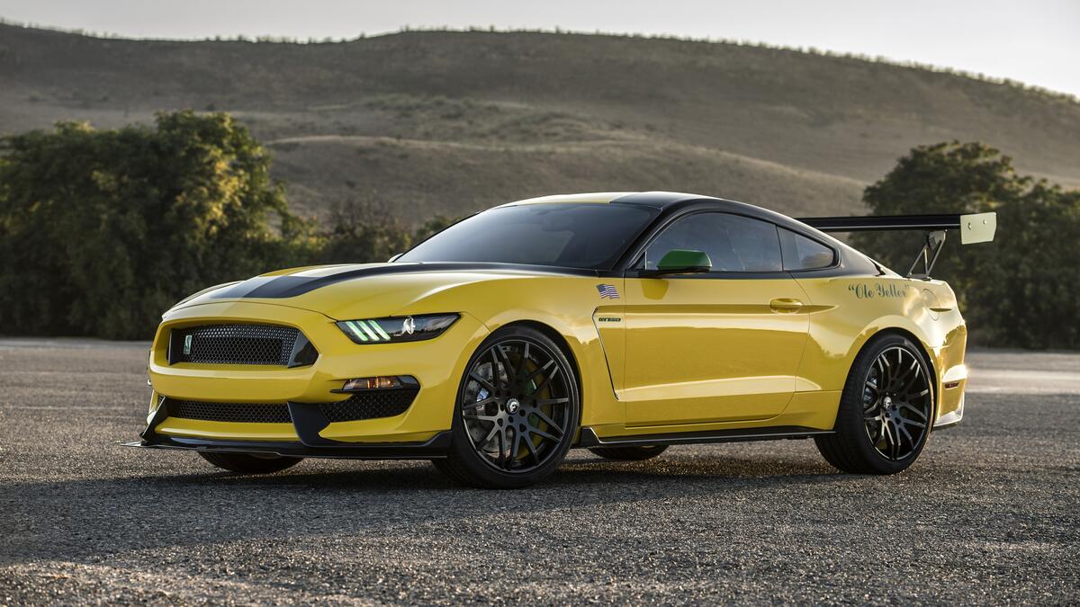 бледно-желтый Ford Mustang на красивых черных дисках
