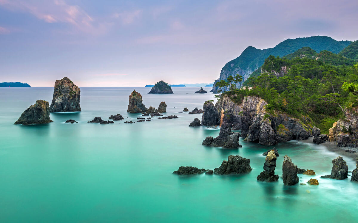 Красивый берег в Японии со скалами