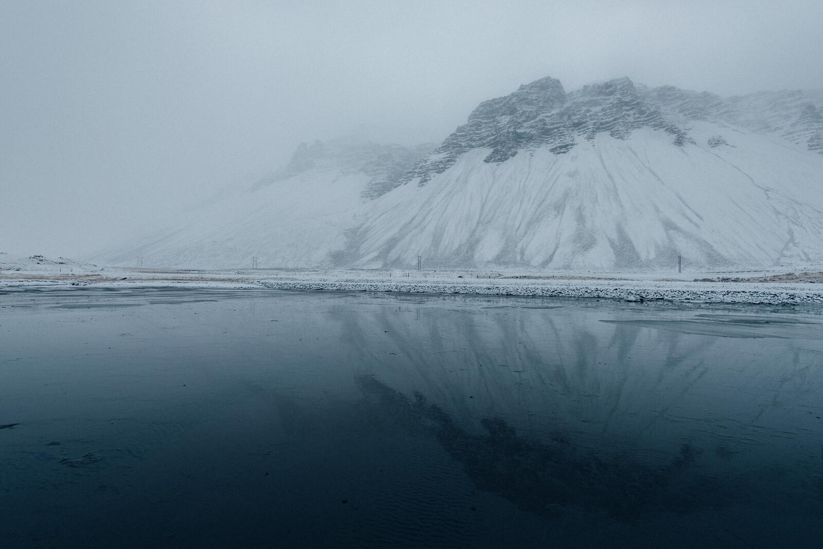 Бесплатное фото Гора покрытая снегом у озера