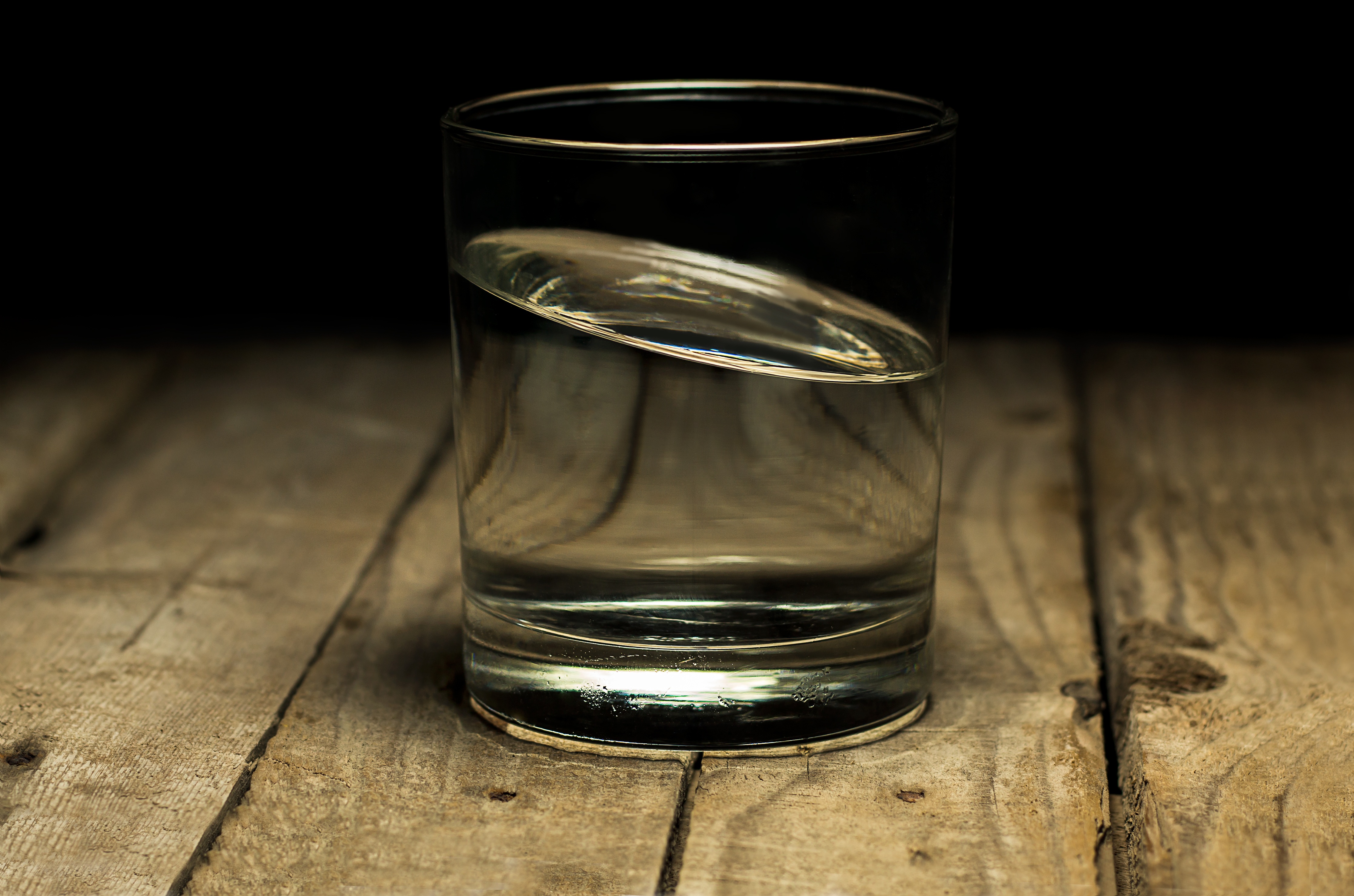 Бесплатное фото Прозрачный стакан с водой на деревянном столе