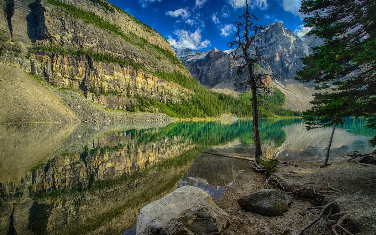 Reflection of mountains in the lake