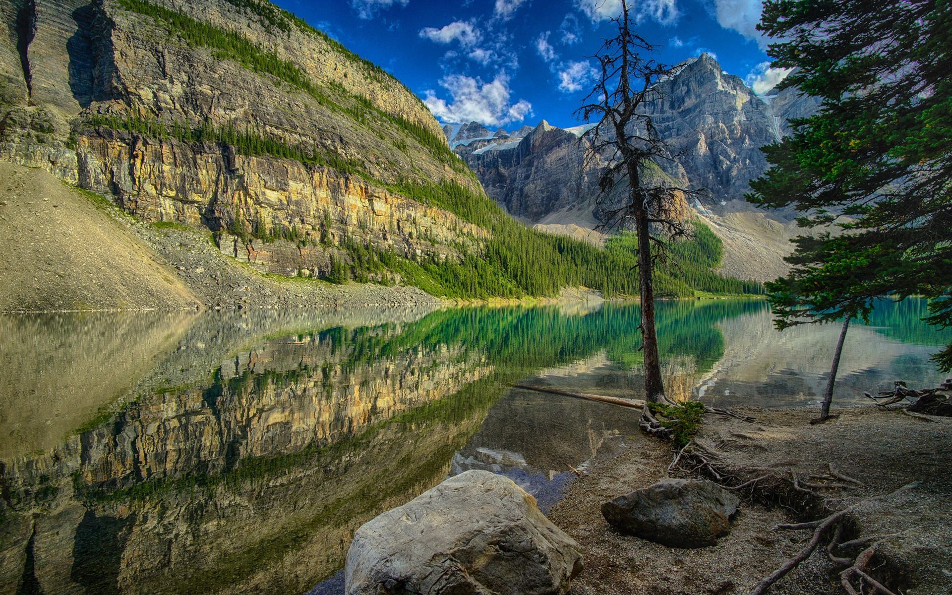 Бесплатное фото Отражение гор в озере