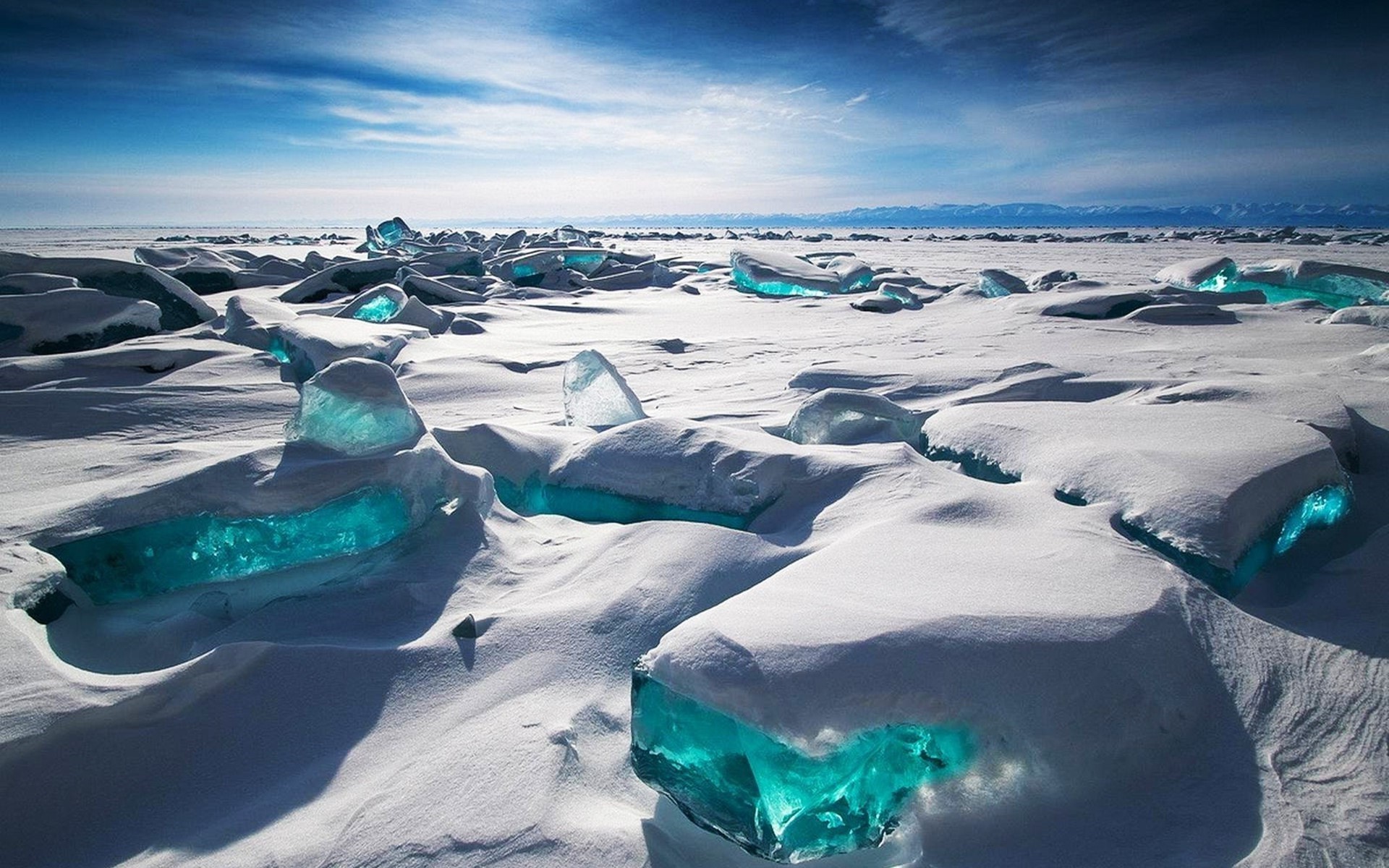 Free photo Transparent ice floes under the snow