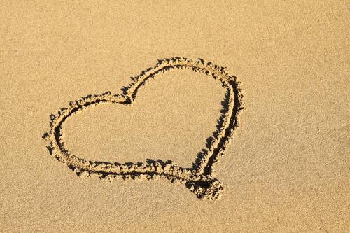 Сердце нарисованное на песке