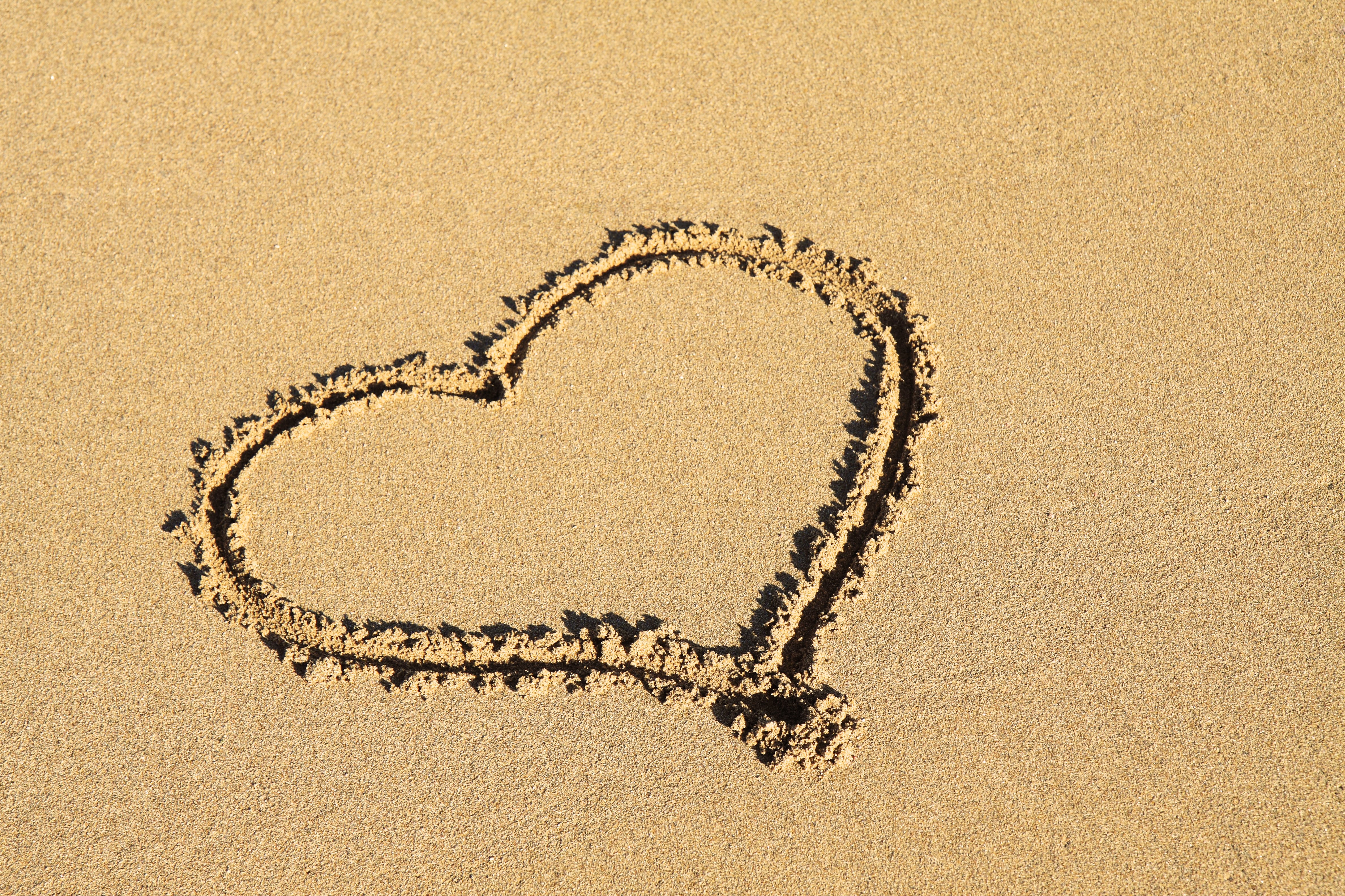 免费照片沙上画的一颗心