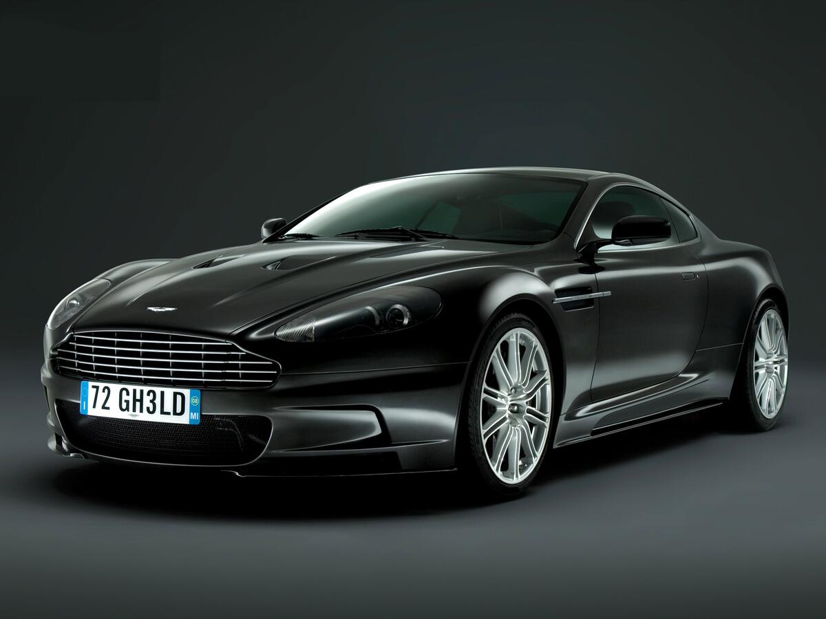 Черный Aston Martin DB9 на простом фоне