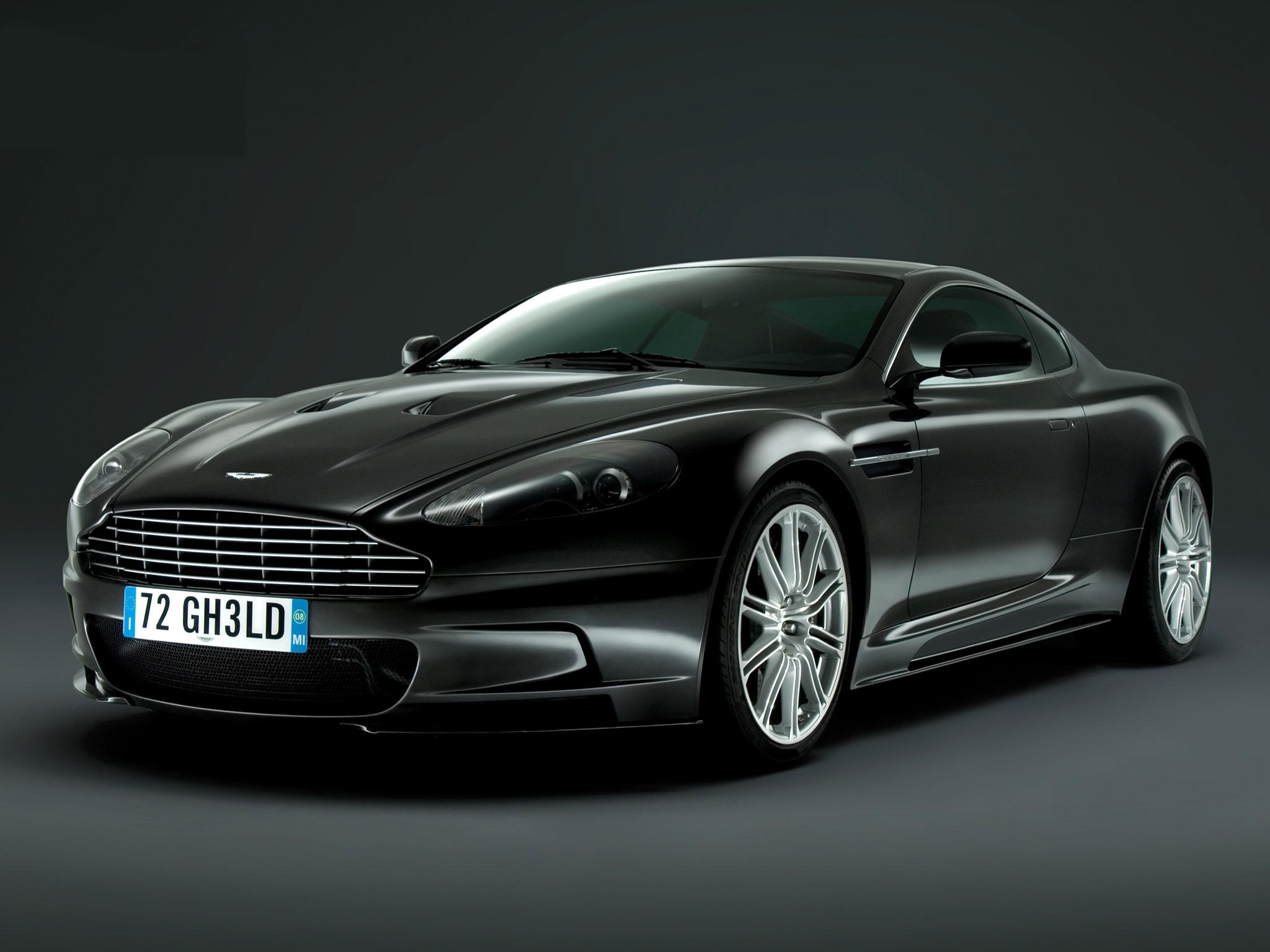 Бесплатное фото Черный Aston Martin DB9 на простом фоне