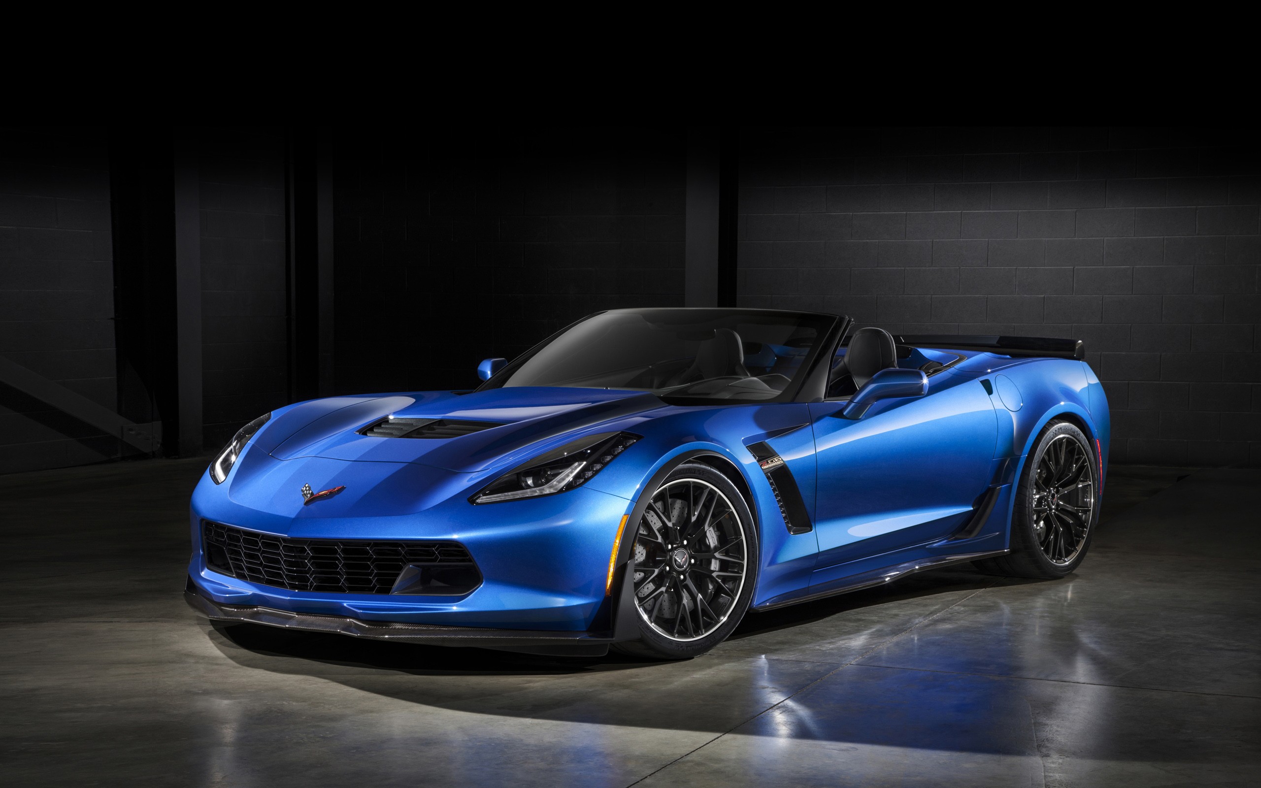 免费照片暗室中的蓝色雪佛兰 Corvette Z06。