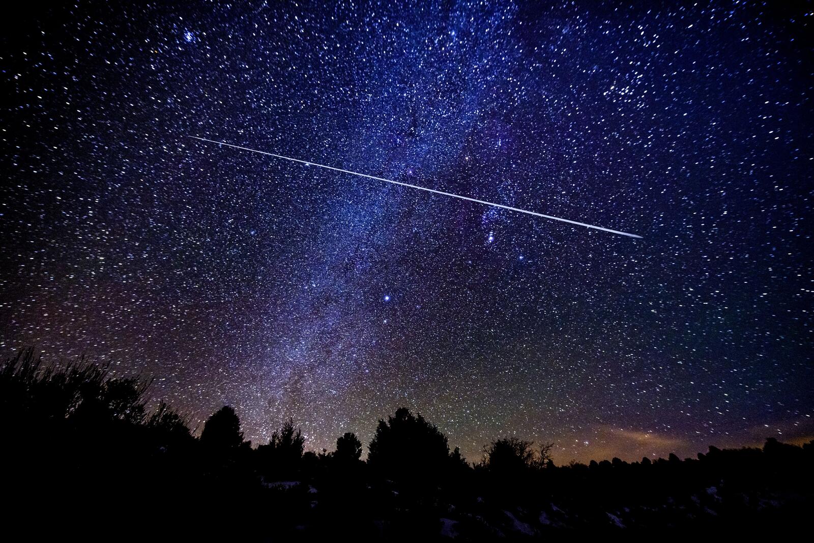 Бесплатное фото Фиолетовое созвездие на ночном небе
