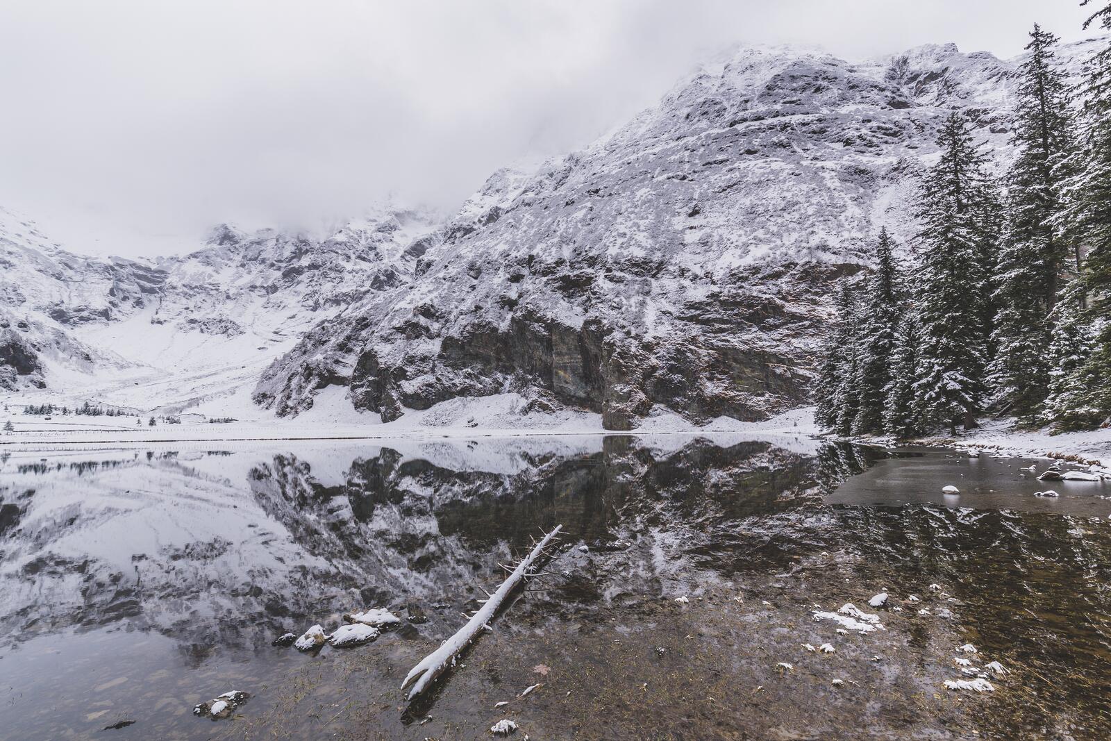 Бесплатное фото Озеро в Альпийских горах