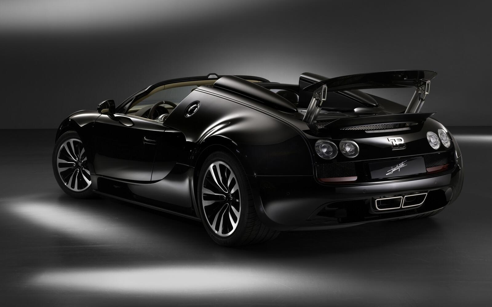 Бесплатное фото Bugatti veyron grand sport vitesse черного цвета на темном фоне
