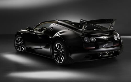 Bugatti veyron grand sport vitesse черного цвета на темном фоне
