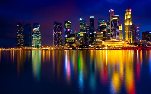 Вид с воды на ночной Сингапур