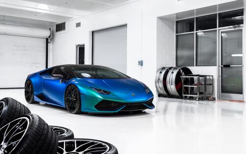 Lamborghini Huracan синего цвета стоит в светлом гараже