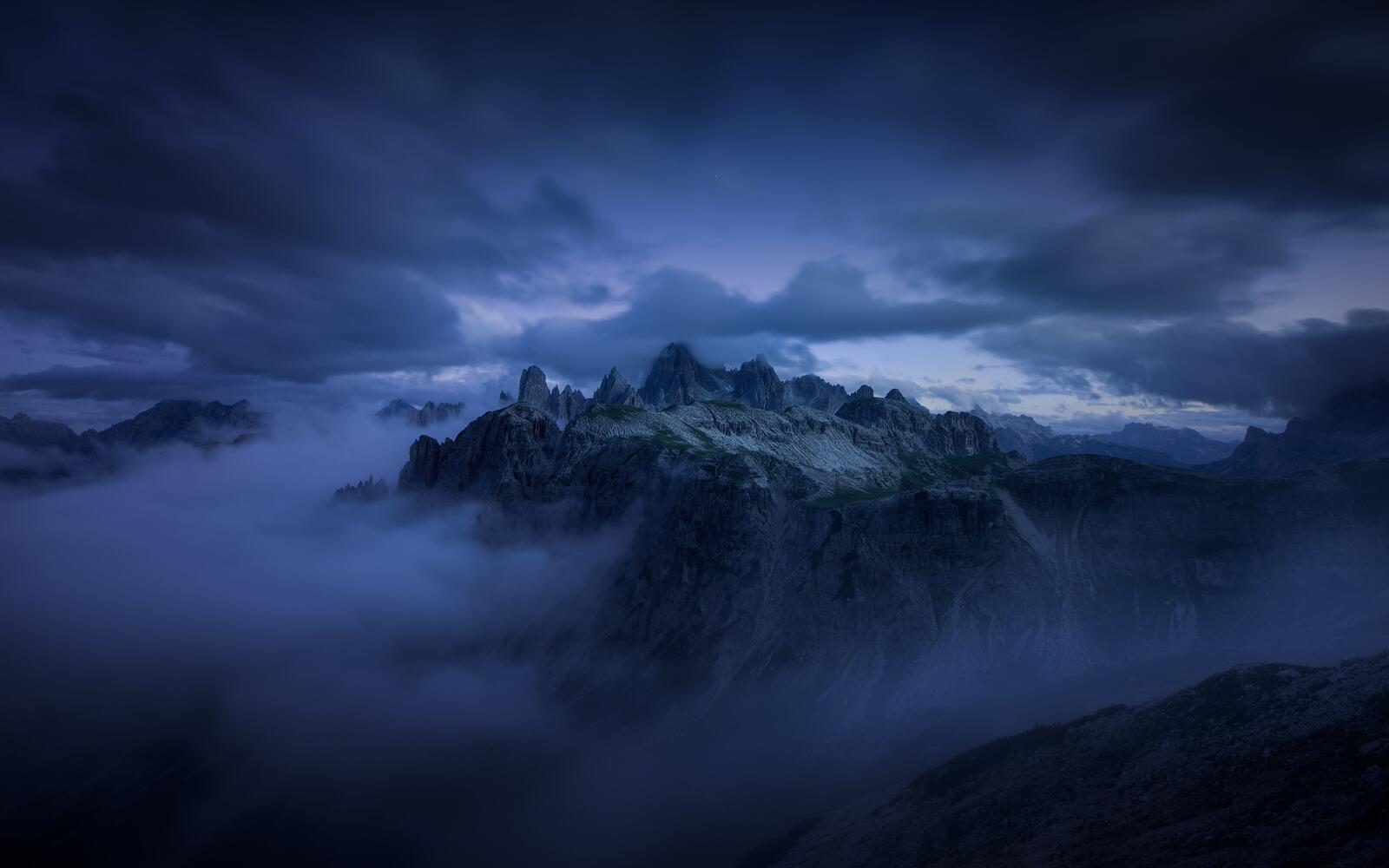Бесплатное фото Мрачная гора в тумане