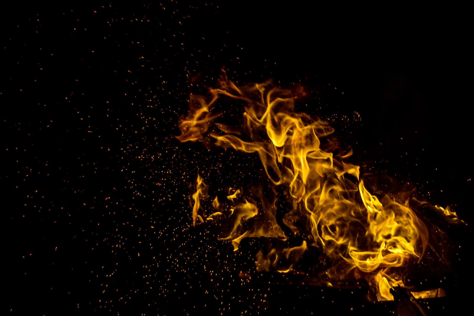 Free photo A picture of flames in the dark.