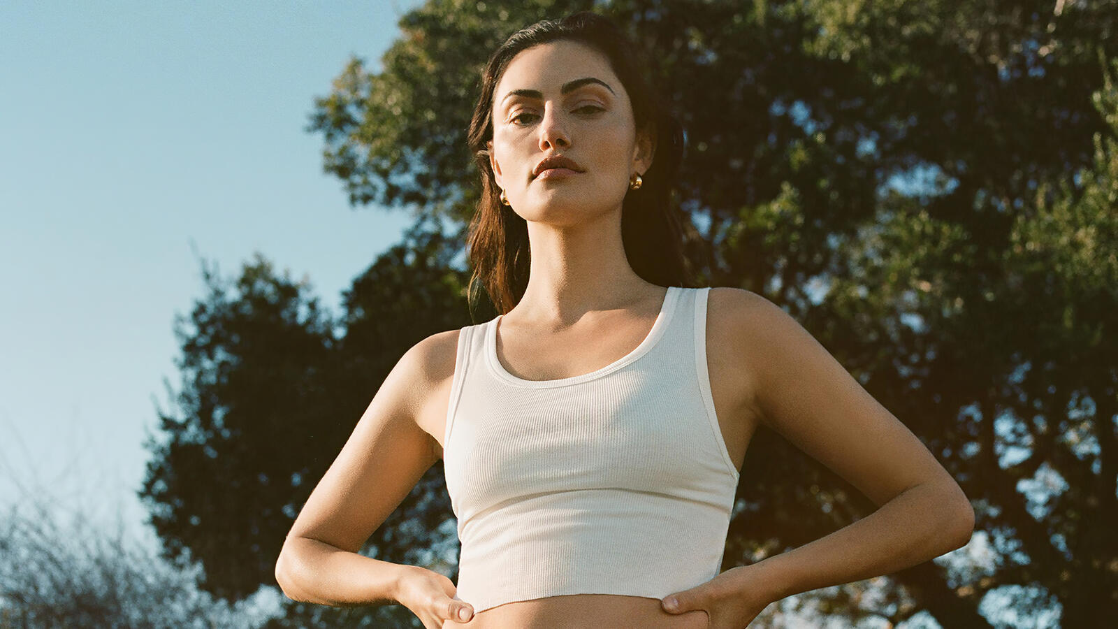 Free photo Portrait of Phoebe Tonkin in a short white top