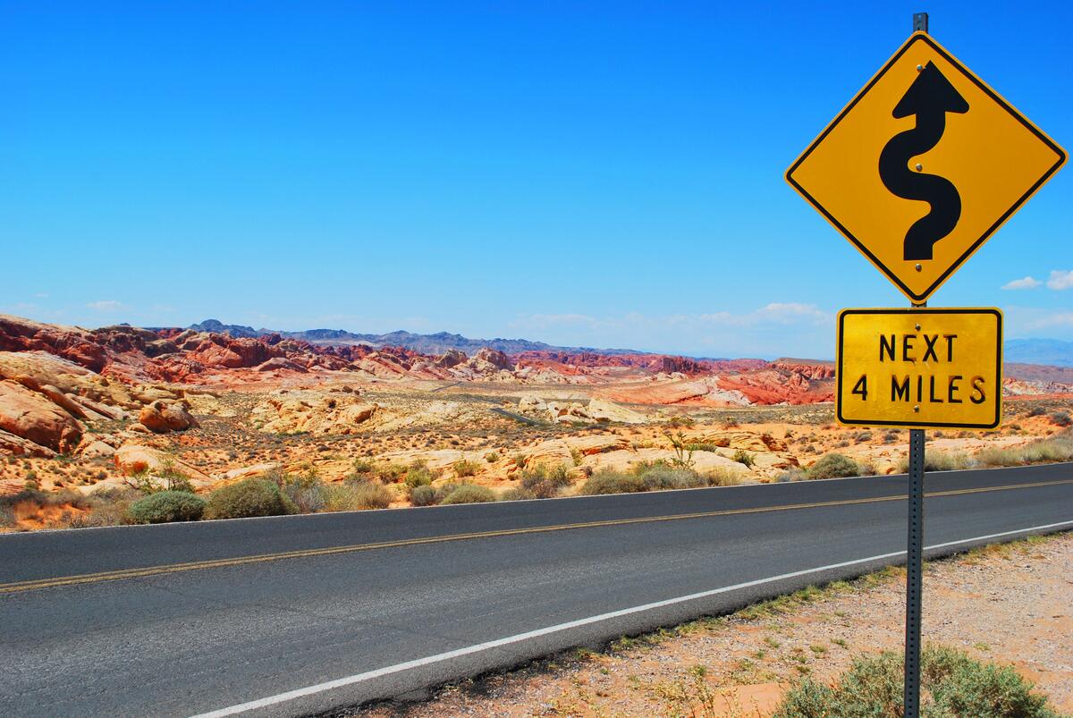Дорожный знак в американской пустыне