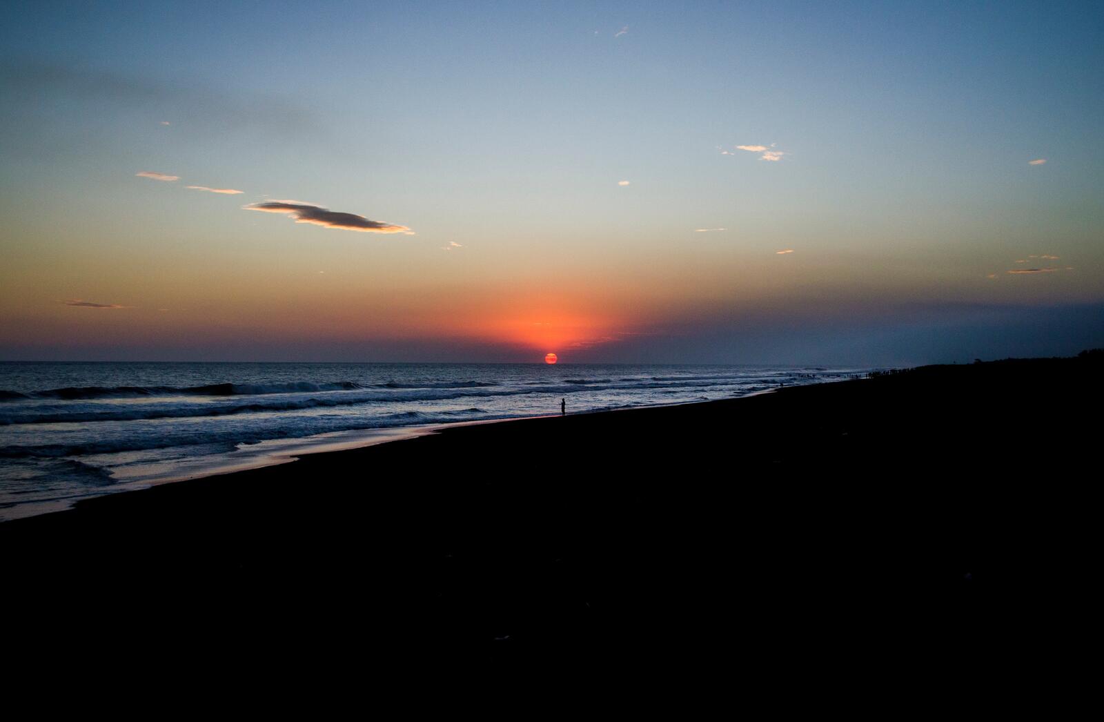 Бесплатное фото Красный закат на фоне моря
