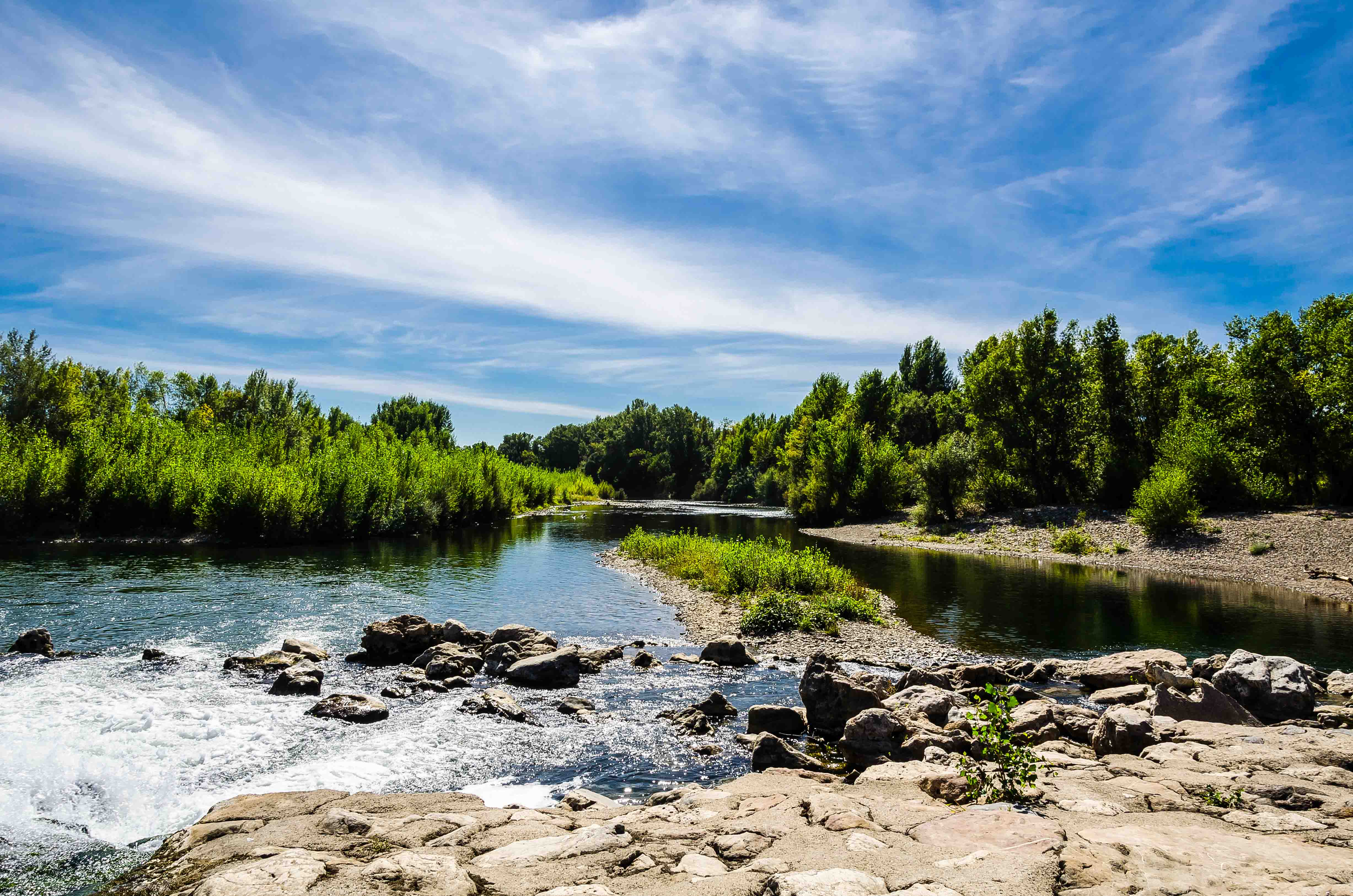 Бесплатное фото Обои с изображением широкой реки летом