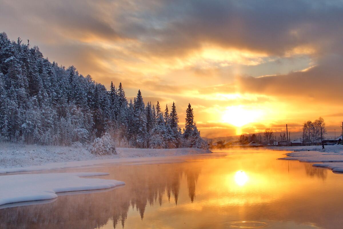 Картинка с закатом на реке со снежными берегами