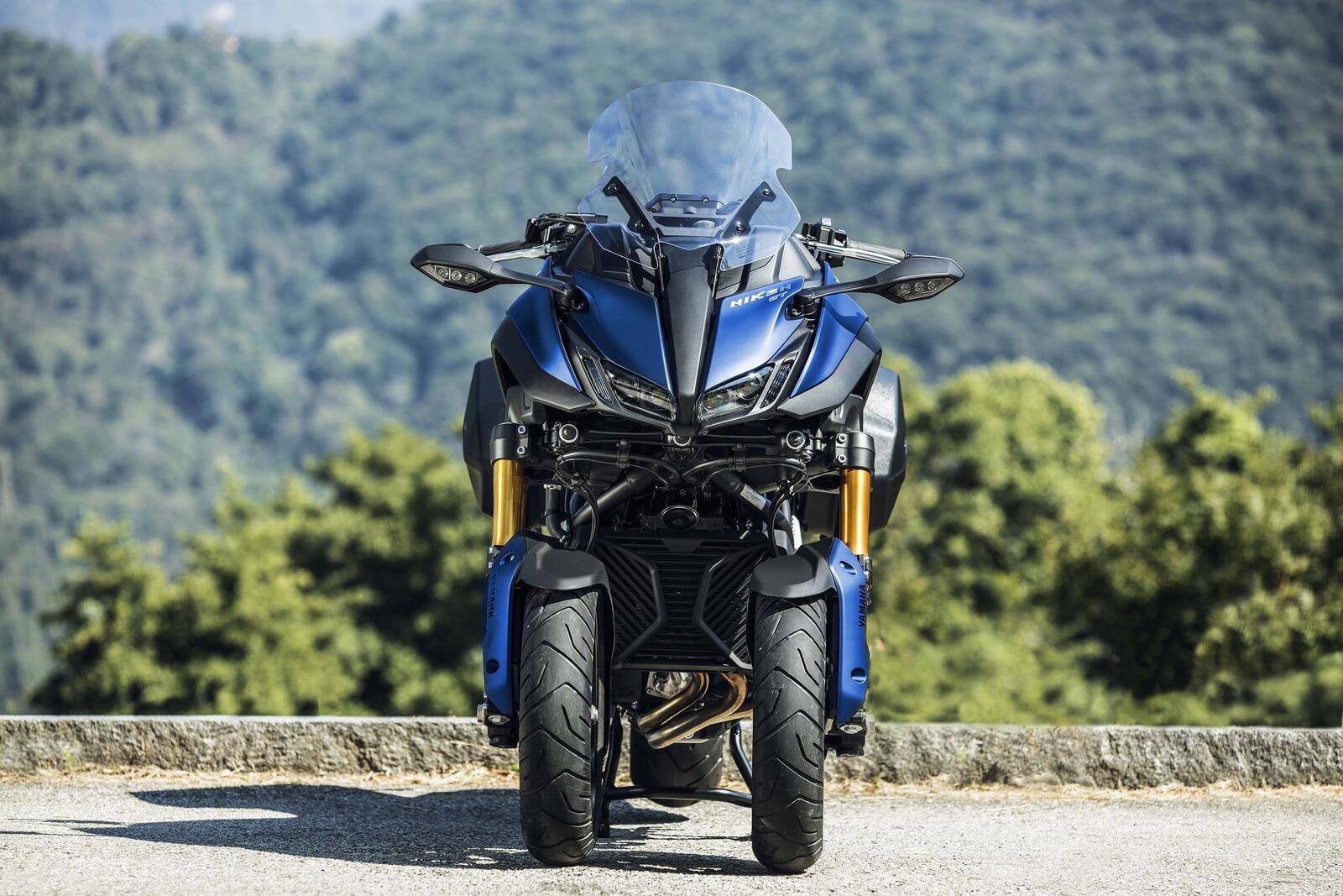 Бесплатное фото Трёхколесный мотоцикл Yamaha Niken GT