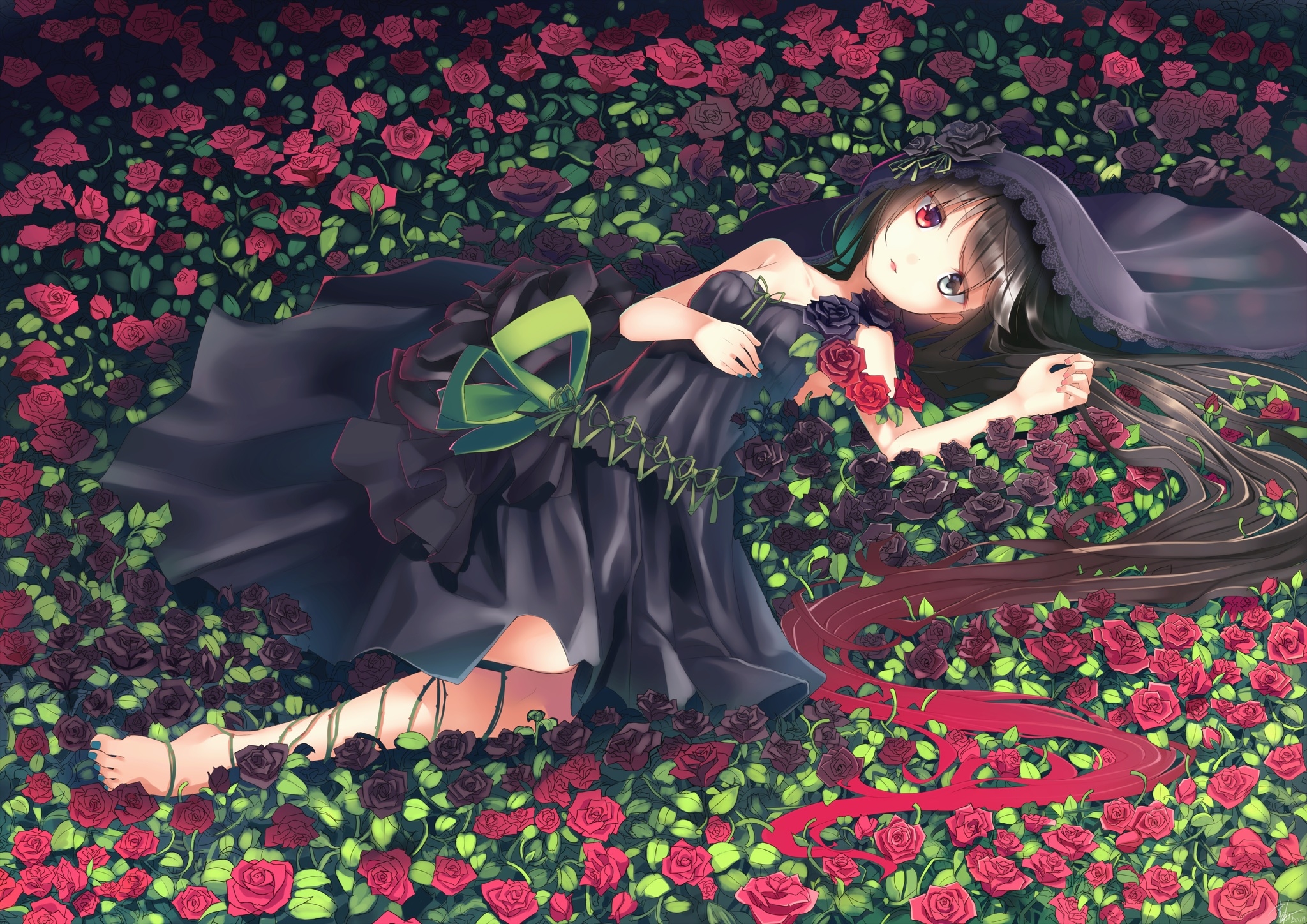 免费照片身穿黑色连衣裙的动漫女孩躺在铺满红玫瑰的田野上