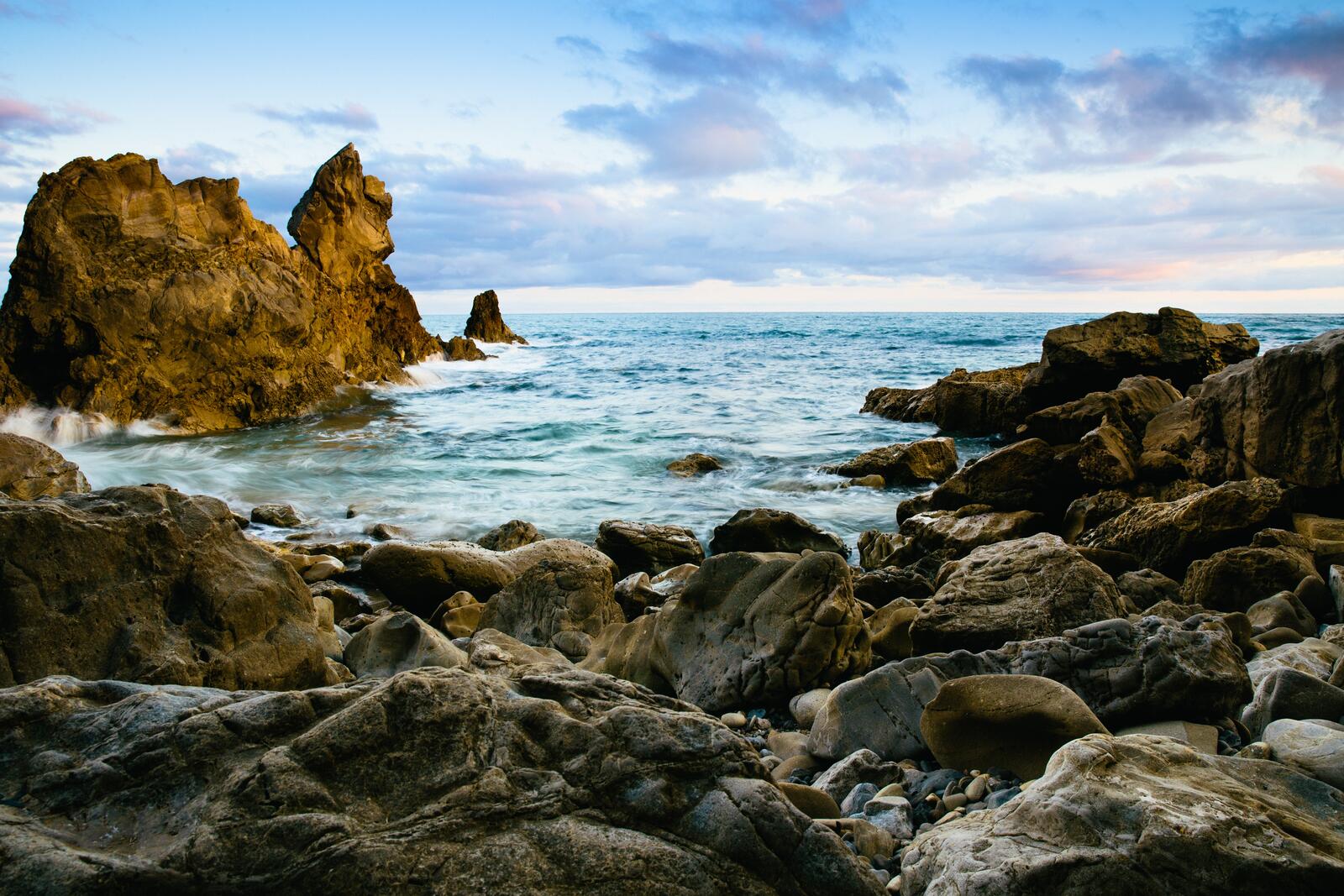 Бесплатное фото Морской пляж из больших камней