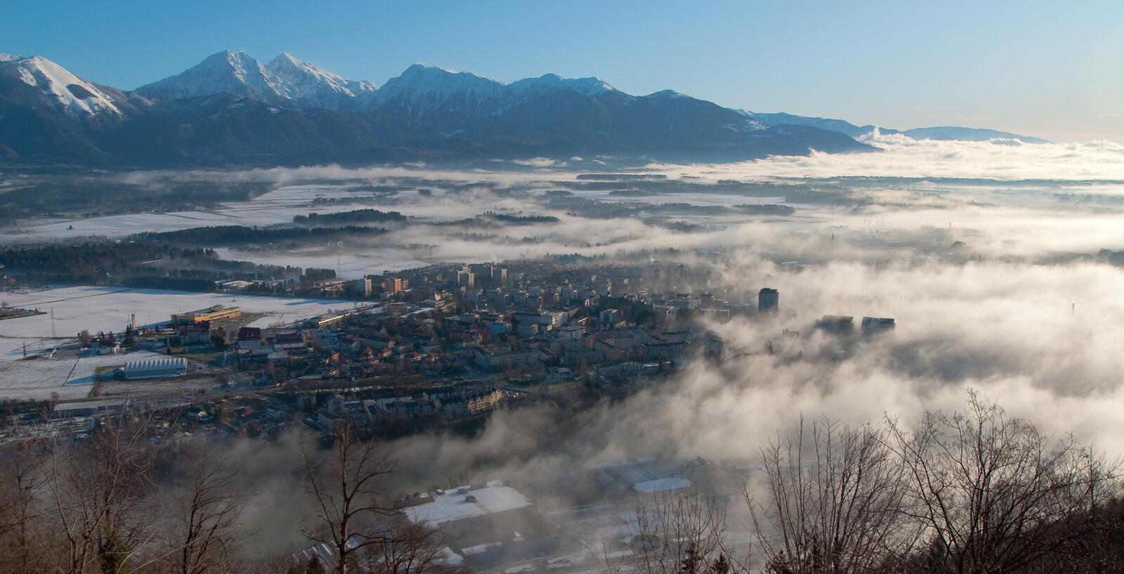 Бесплатное фото Туман надвигается на город