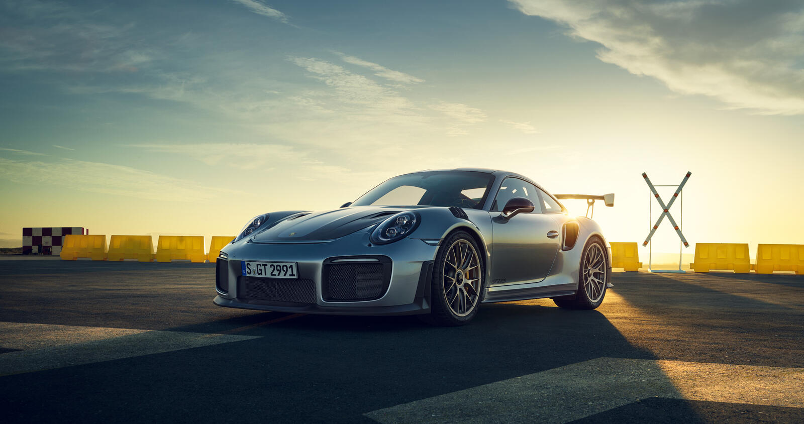 Бесплатное фото Porsche 911 на закате