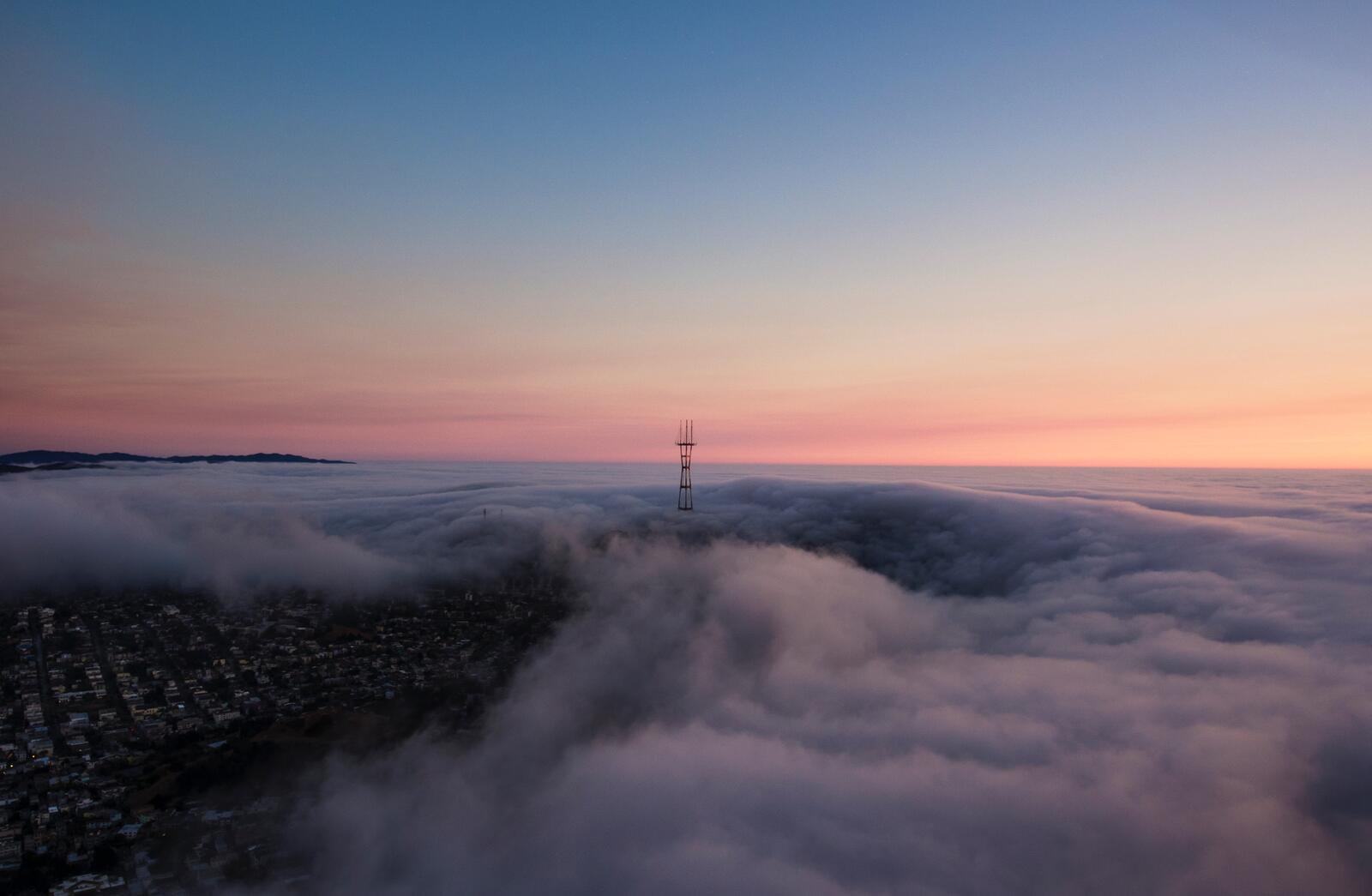 Бесплатное фото Утренний туман над Сан-Франциско