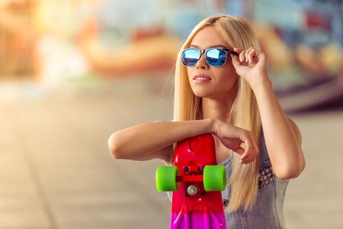 Девочка скейтерша в солнечных очках