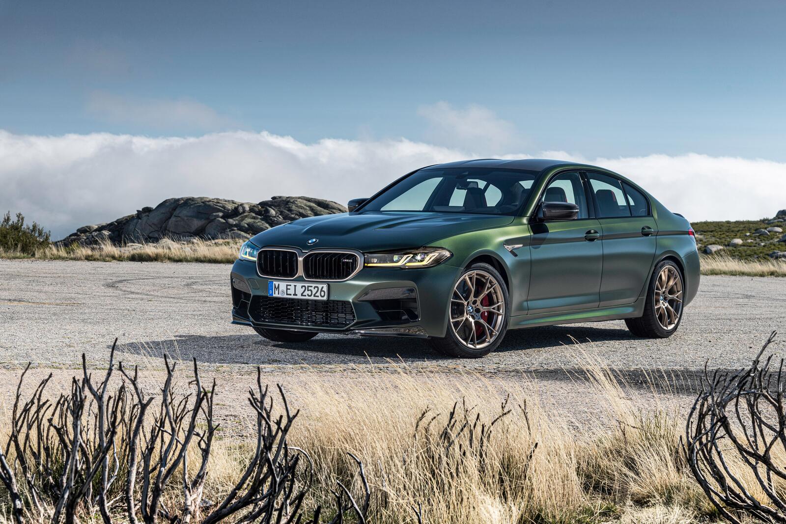 免费照片绿色哑光的BMW M5 F90竞争车型