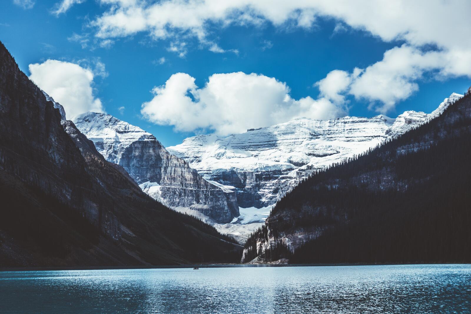 Бесплатное фото Озеро среди высоких скал