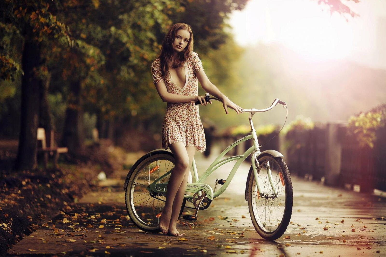 Бесплатное фото Красивая девушка с велосипедом