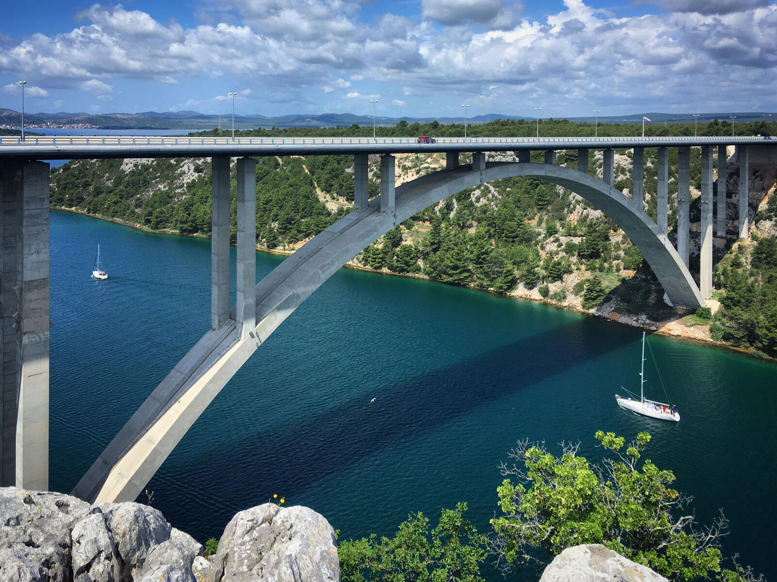 Бесплатное фото Высокий мост через реку