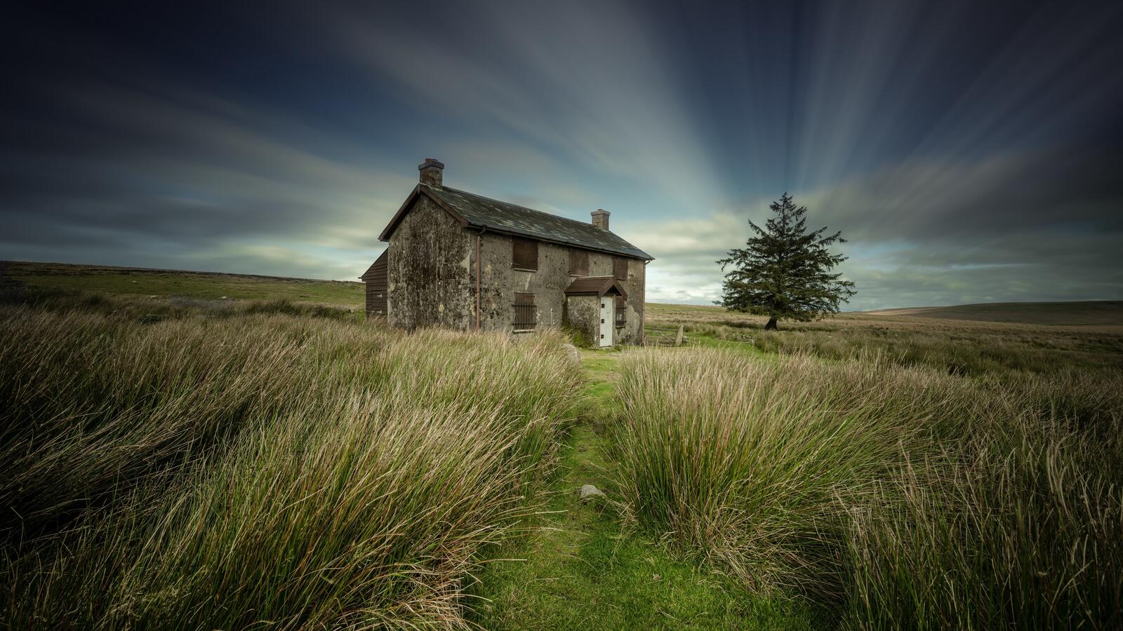 Free photo An abandoned stone house in a field