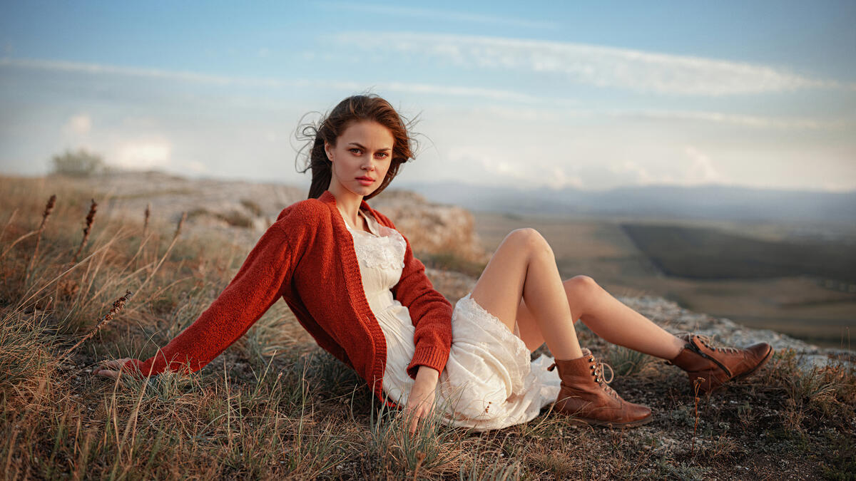 穿着红色运动衫的女孩在乡下放松。