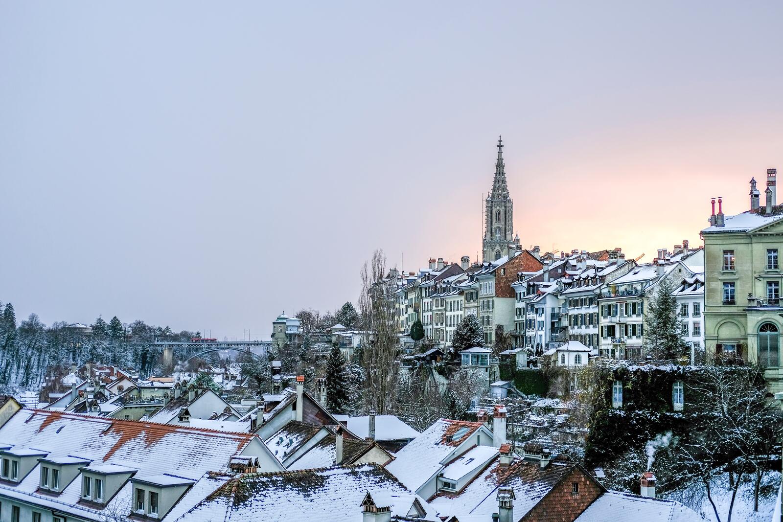 Бесплатное фото Красивый город со старыми зданиями под свежевыпавшим снегом