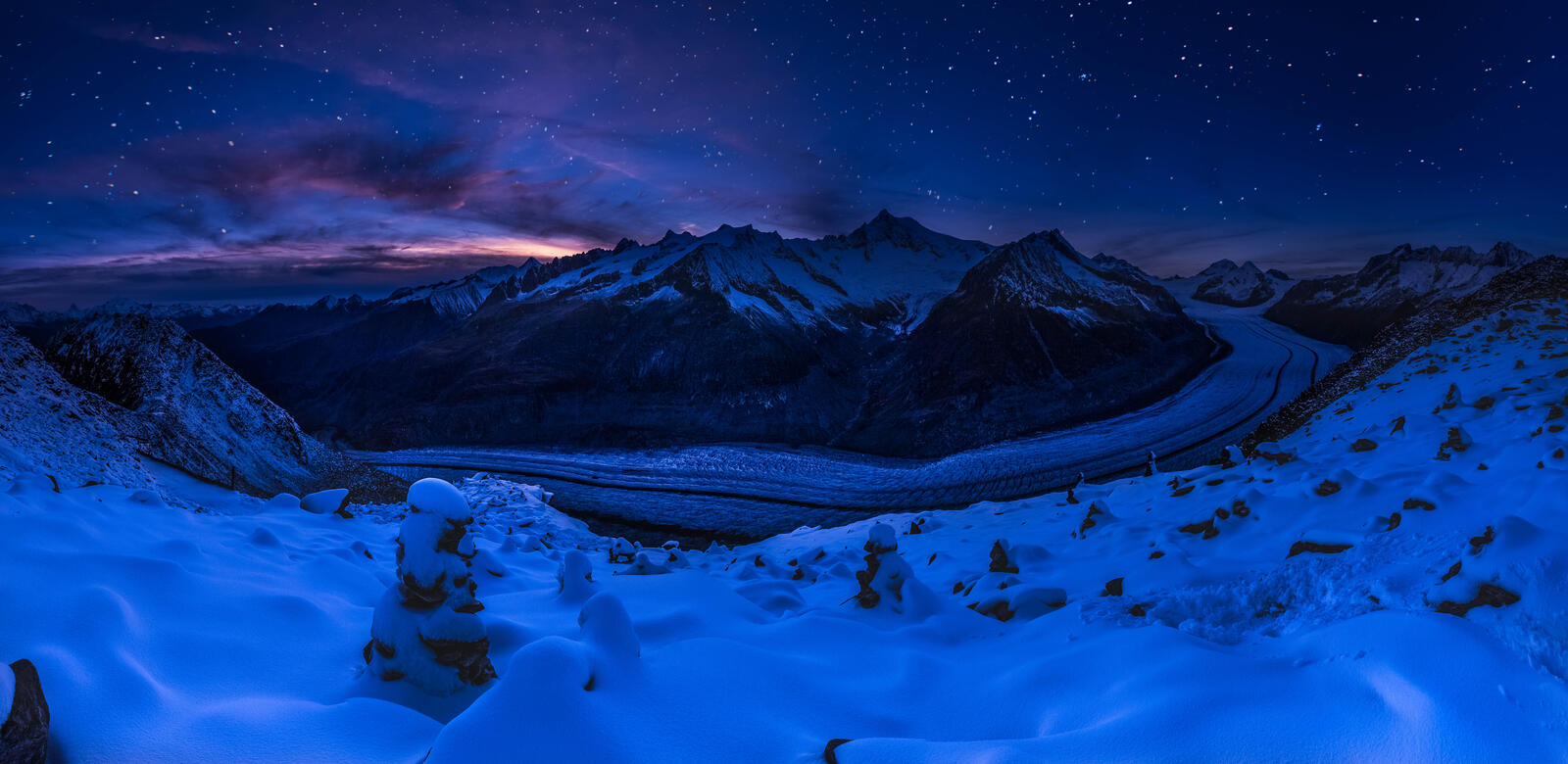 Free photo Twilight in the snowy mountains