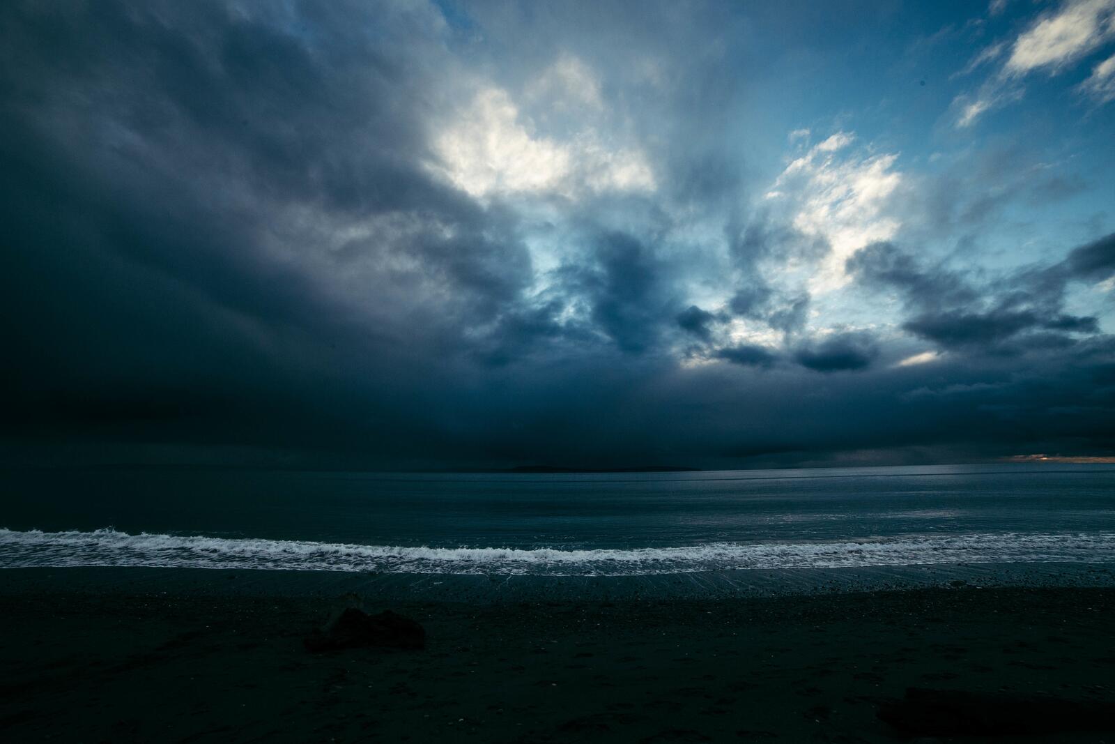 Free photo An approaching storm with dark clouds over the ocean
