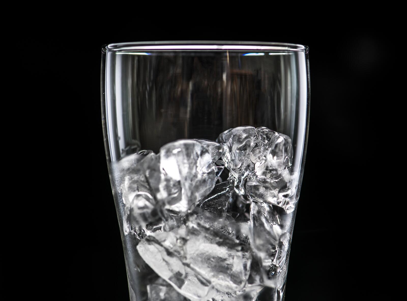 Бесплатное фото Чашка с кубиками льда