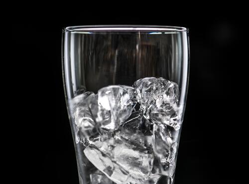 Чашка с кубиками льда