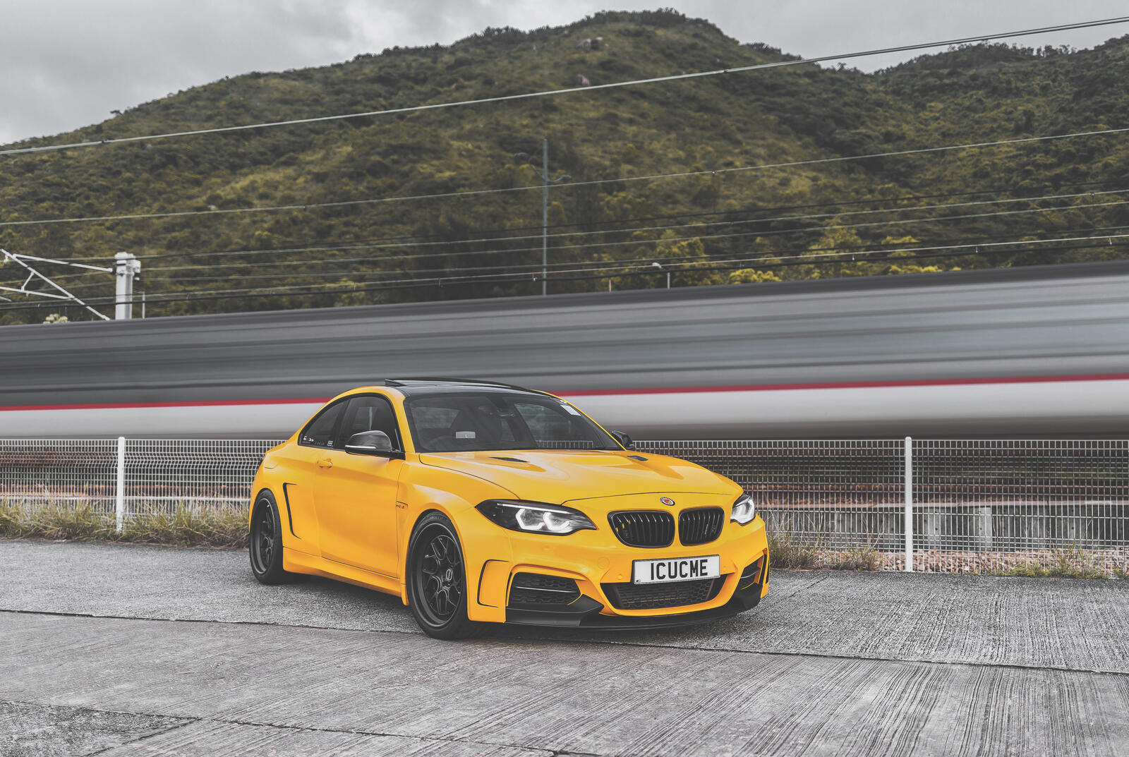 Бесплатное фото BMW M2 желтого цвета