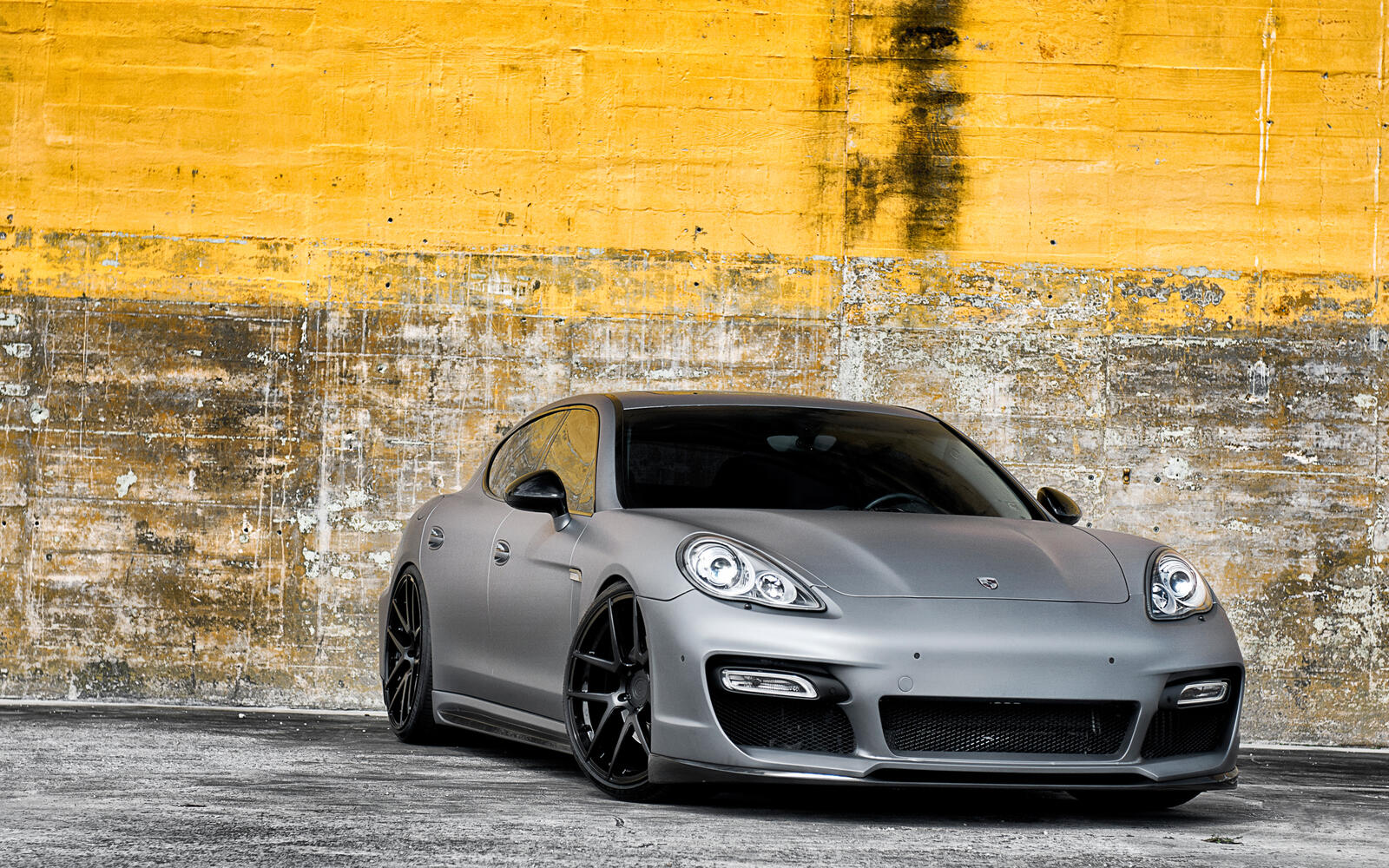 Бесплатное фото Серый матовый Porsche Panamera с черными дисками
