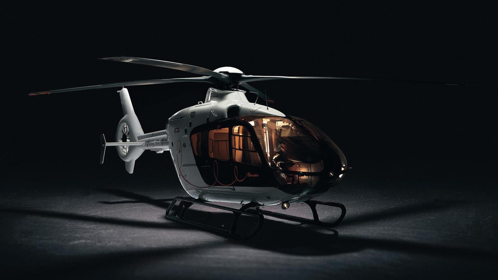 Бесплатное фото Современный вертолет на темном фоне